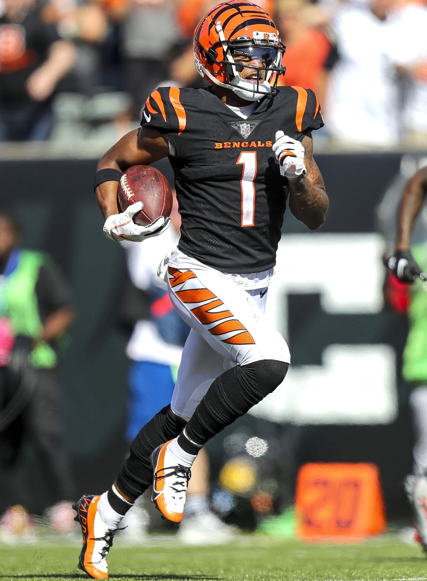 Ja'Marr Chase Hand-Signed✍️Cincinnati Bengals🐅Logo Football NFL Sports Memorabilia